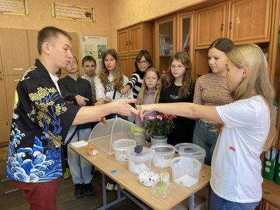 У Полтаві вчитель біології Іван Бондар виростив метеликів у штучних умовах
