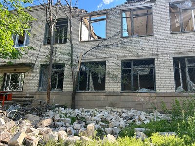 Прибирають скло й забивають вікна. У Павлограді долають наслідки дронової атаки Прибирають скло й забивають вікна. У Павлограді долають наслідки дронової атаки
