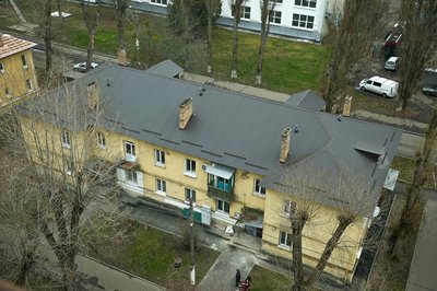У Святошині в Києві відновлюють будинки після російських обстрілів У Святошині в Києві відновлюють будинки після російських обстрілів