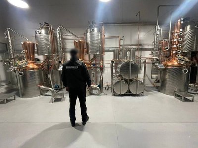 Двом черкащанам повідомили про підозру через виготовлення та продаж алкоголю без акцизу Двом черкащанам повідомили про підозру через виготовлення та продаж алкоголю без акцизу