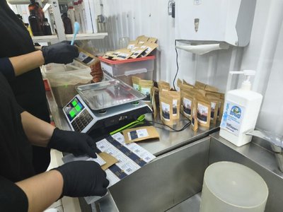 Від копченої солі до ароматизаторів: у Житомирі виробляють натуральні копчені інгредієнти Від копченої солі до ароматизаторів: у Житомирі виробляють натуральні копчені інгредієнти