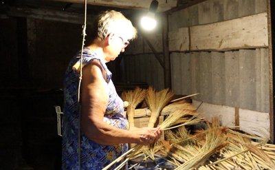 "Або в’язати, щоб хвалили, або не в’язати". 79-річна жителька Дніпропетровщини в’яже віники із сорго "Або в’язати, щоб хвалили, або не в’язати". 79-річна жителька Дніпропетровщини в’яже віники із сорго
