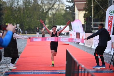 "Uzhhorod Half Marathon": в Ужгороді відбувся благодійний забіг на підтримку ЗСУ "Uzhhorod Half Marathon": в Ужгороді відбувся благодійний забіг на підтримку ЗСУ