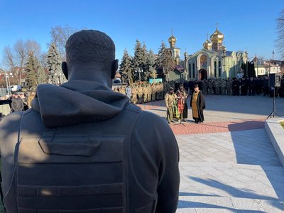 "Ми молимося за кожного захисника": у Черкасах вшанували пам'ять полеглих "кіборгів" "Ми молимося за кожного захисника": у Черкасах вшанували пам'ять полеглих "кіборгів"