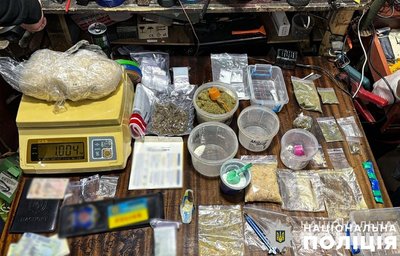 Трьох полтавців взяли під варту за підозрою у збуті психотропних речовин Трьох полтавців взяли під варту за підозрою у збуті психотропних речовин
