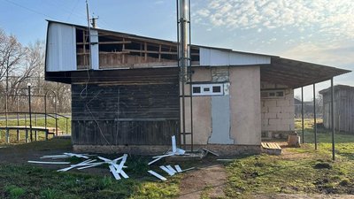 Пошкоджені будинки, авто для розвозки хліба та інфраструктура: наслідки атаки РФ на прикордоння Чернігівщини Пошкоджені будинки, авто для розвозки хліба та інфраструктура: наслідки атаки РФ на прикордоння Чернігівщини