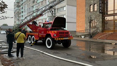 У Прилуках горіла будівля кафе-магазину У Прилуках горіла будівля кафе-магазину