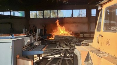 "Це вже не перше влучання": росіяни безпілотниками атакували лісозаготівельне підприємство у Семенівці "Це вже не перше влучання": росіяни безпілотниками атакували лісозаготівельне підприємство у Семенівці