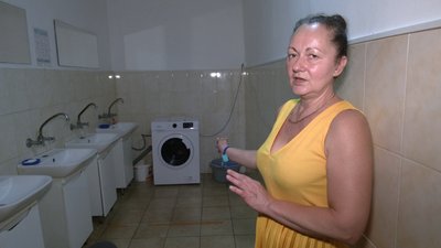 Переселенка Віталіна Ужик показує ванну кімнату Переселенка Віталіна Ужик показує ванну кімнату