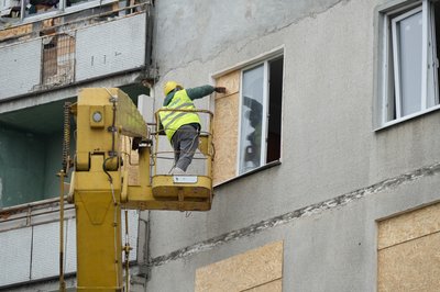 Влучання у будинок на Салтівці у Харкові: закривають вікна Влучання у будинок на Салтівці у Харкові: закривають вікна