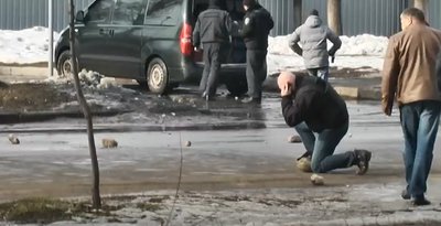 Станіслав Перлін працює на місці вибуху міни МОН-100 біля Палацу спорту, 22 лютого 2015 року Станіслав Перлін працює на місці вибуху міни МОН-100 біля Палацу спорту, 22 лютого 2015 року