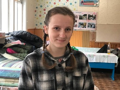 Сітки для ЗСУ власними руками: рибалка з Житомирщини плете основи маскувальних сіток для військових Сітки для ЗСУ власними руками: рибалка з Житомирщини плете основи маскувальних сіток для військових