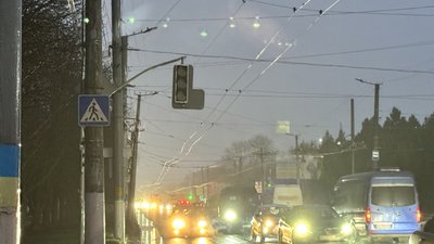 Водії просять залучити регулювальників: як відключення електрики впливають на рух у Кропивницькому Водії просять залучити регулювальників: як відключення електрики впливають на рух у Кропивницькому