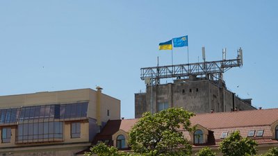 У Кропивницькому на площі перед будівлею міської ради підняли кримськотатарський прапор У Кропивницькому на площі перед будівлею міської ради підняли кримськотатарський прапор