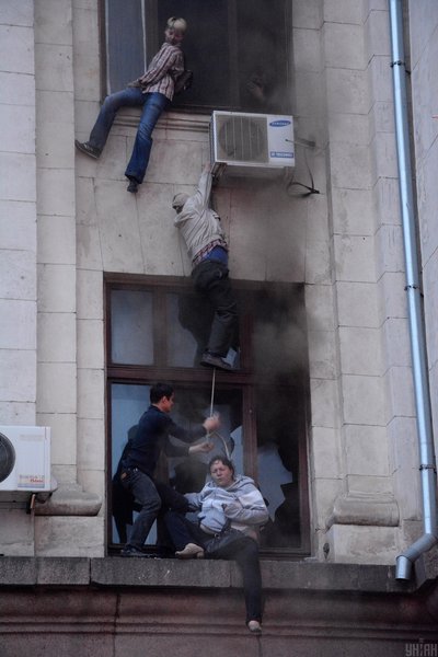 Люди намагаються врятуватися від вогню під час пожежі в Будинку профспілок в Одесі, в п'ятницю, 2 травня 2014 Люди намагаються врятуватися від вогню під час пожежі в Будинку профспілок в Одесі, в п'ятницю, 2 травня 2014