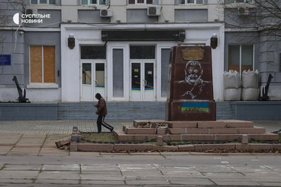 Порожній п'єдестал, де стояв памʼятник адміралу Ушакову у Херсоні Порожній п'єдестал, де стояв памʼятник адміралу Ушакову у Херсоні