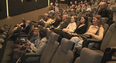 кінотеатр, показ фільму, глядачі кінотеатр, показ фільму, глядачі
