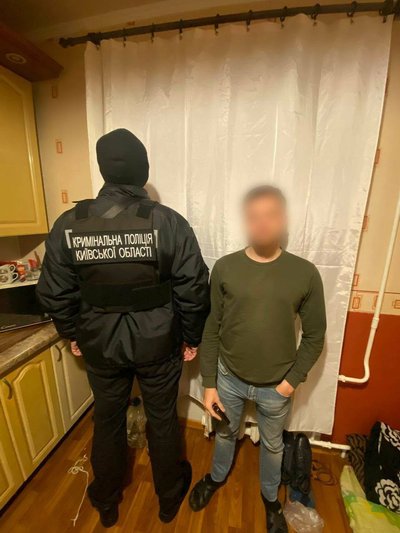 Фіктивний продаж дров у соцмережах: групу шахраїв викрили на Київщині Фіктивний продаж дров у соцмережах: групу шахраїв викрили на Київщині