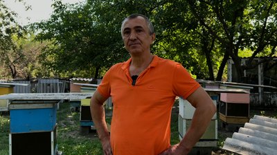 "Останній сезон медозбору на Межівщині". Бджоляр з Дніпропетровщини розповів про роботу за 25 км від фронту та евакуацію "Останній сезон медозбору на Межівщині". Бджоляр з Дніпропетровщини розповів про роботу за 25 км від фронту та евакуацію
