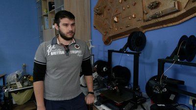 Перероблюючи пластикові пляшки, волонтери у Чернігові друкують на 3D-принтері накладки для протезів Перероблюючи пластикові пляшки, волонтери у Чернігові друкують на 3D-принтері накладки для протезів