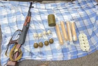 Намагався продати автомат, міни, гранати й набої за 3000 доларів США. Жителя Кривого Рогу підозрюють у збуті зброї Намагався продати автомат, міни, гранати й набої за 3000 доларів США. Жителя Кривого Рогу підозрюють у збуті зброї