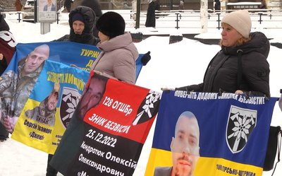 До акції "Поверніть героїв з полону. Знайдіть безвісти зниклих" долучилися понад сто учасників До акції "Поверніть героїв з полону. Знайдіть безвісти зниклих" долучилися понад сто учасників