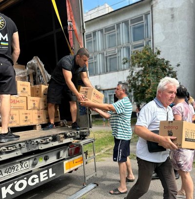 У Суми привезли 1500 продуктових наборів У Суми привезли 1500 продуктових наборів