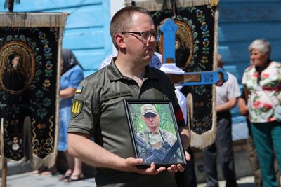 Син приїхав на похорон з фронту: на Волині попрощались з загиблим на війні Борисом Кузьмічуком Син приїхав на похорон з фронту: на Волині попрощались з загиблим на війні Борисом Кузьмічуком