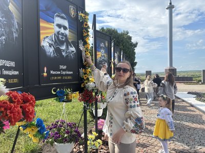 Місцева жителька Вікторія Буковська на Алеї пам'яті Місцева жителька Вікторія Буковська на Алеї пам'яті