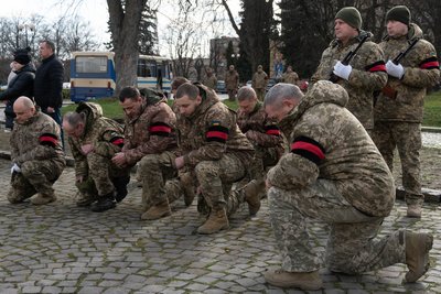 В Ужгороді попрощалися із полеглим захисником Максимом Євдокимовим В Ужгороді попрощалися із полеглим захисником Максимом Євдокимовим