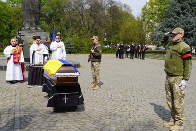 В Ужгороді попрощалися із загиблим захисником Володимиром Мудріком В Ужгороді попрощалися із загиблим захисником Володимиром Мудріком