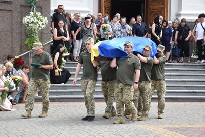 Рік невідомості: у Луцьку попрощалися з бійцем Володимиром Андрійчуком Рік невідомості: у Луцьку попрощалися з бійцем Володимиром Андрійчуком