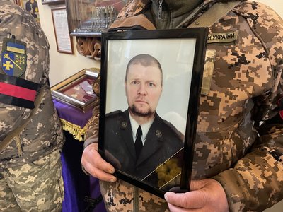 У Полтаві попрощалися із трьома військовими, які загинули на війні з РФ У Полтаві попрощалися із трьома військовими, які загинули на війні з РФ