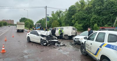 У Львові зіткнулися четверо авто: травмовано двоє людей У Львові зіткнулися четверо авто: травмовано двоє людей