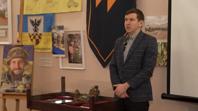 Чернігівському музею передали частину списа часів Київської доби, який знайшов на фронті військовий Олександр Урванцев Чернігівському музею передали частину списа часів Київської доби, який знайшов на фронті військовий Олександр Урванцев