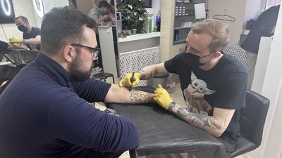 Татуювання і донати: як миколаївець перетворив своє хобі на волонтерську справу Татуювання і донати: як миколаївець перетворив своє хобі на волонтерську справу