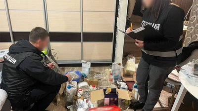 Мали мільйон щомісяця з 3-х нарколабораторій: поліція затримала чернігівця та 7 його спільників з Чернігова і Славутича Мали мільйон щомісяця з 3-х нарколабораторій: поліція затримала чернігівця та 7 його спільників з Чернігова і Славутича