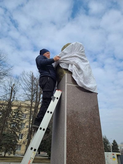 "Наше місто стійко тримається". У Краматорську волонтери вдягли у вишиванку пам'ятник Шевченка "Наше місто стійко тримається". У Краматорську волонтери вдягли у вишиванку пам'ятник Шевченка