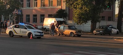 У Житомирі зіткнулися мотоцикл та ВАЗівка: мотоцикліста госпіталізували до лікарні У Житомирі зіткнулися мотоцикл та ВАЗівка: мотоцикліста госпіталізували до лікарні