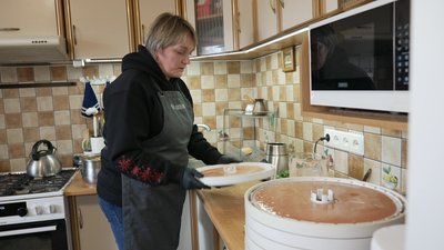З полуницею, абрикосом та шпинатом: вінничанка готує пастилу для військових З полуницею, абрикосом та шпинатом: вінничанка готує пастилу для військових