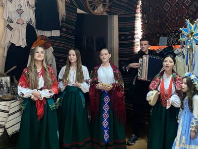 Відтворюють українські традиції: молодіжний фольклорний клуб із Вінниччини підготував виставу до Різдва Відтворюють українські традиції: молодіжний фольклорний клуб із Вінниччини підготував виставу до Різдва