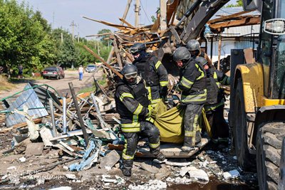 Рятувальники працюють на місці російських ударів по центру Печеніг на Харківщині, 18 серпня 2026 року, де внаслідок ракетного обстрілу пошкоджені житлові будинки та цивільні об'єкт Рятувальники працюють на місці російських ударів по центру Печеніг на Харківщині, 18 серпня 2026 року, де внаслідок ракетного обстрілу пошкоджені житлові будинки та цивільні об'єкт