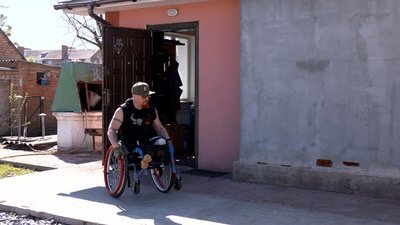 Допомагає відволікатися від фантомних болей: після ампутації ніг ветеран з Вінниччини займається діджеїнгом