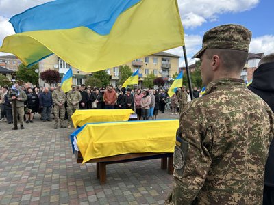 Загинули в один день: з двома побратимами попрощались у Сарнах на Рівненщині Загинули в один день: з двома побратимами попрощались у Сарнах на Рівненщині