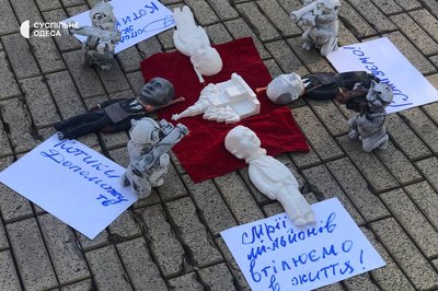 Акція протесту в Одесі: люди вийшли на пікет проти тендерів у день засідання міськради Акція протесту в Одесі: люди вийшли на пікет проти тендерів у день засідання міськради