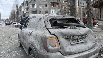 Пошкоджена автівка після удару в Харкові 2 січня Пошкоджена автівка після удару в Харкові 2 січня