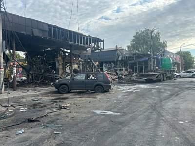 День жалоби після атаки на ТРЦ у Павлограді: що відбувається на місці удару РФ День жалоби після атаки на ТРЦ у Павлограді: що відбувається на місці удару РФ