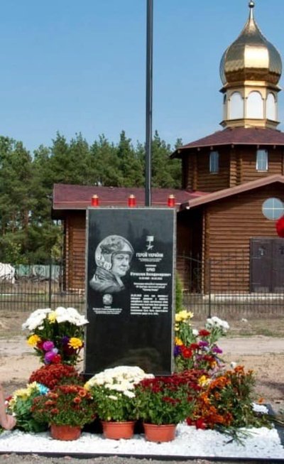 На Київщині встановили меморіали льотчикам із бригади "Привид Києва" На Київщині встановили меморіали льотчикам із бригади "Привид Києва"