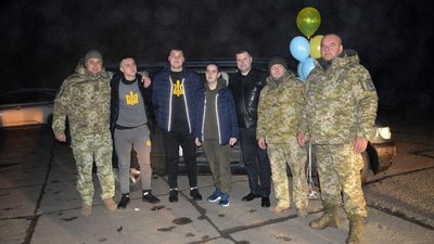 Трьох захисників острова Зміїний нагородили орденом "За мужність" Трьох захисників острова Зміїний нагородили орденом "За мужність"