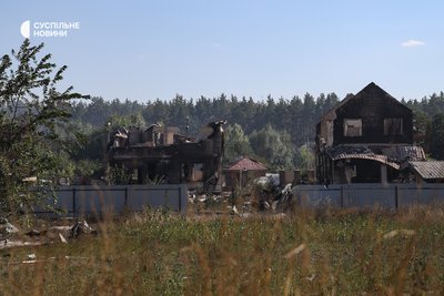 Вигорілі приватні будинки у селі Мила на Київщині, де внаслідок російської атаки сталася пожежа з подальшою детонацією на складах «Укроборнпрома» 29 серпня 2026 року Вигорілі приватні будинки у селі Мила на Київщині, де внаслідок російської атаки сталася пожежа з подальшою детонацією на складах «Укроборнпрома» 29 серпня 2026 року